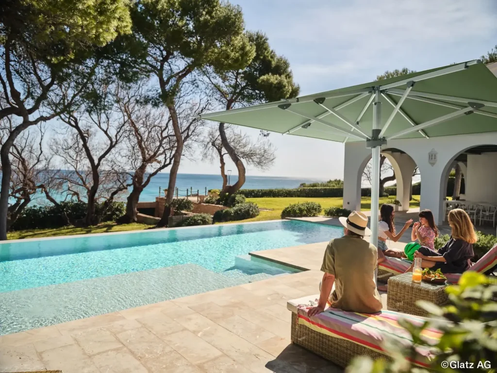 Sonnenschirm von Glatz am Pool