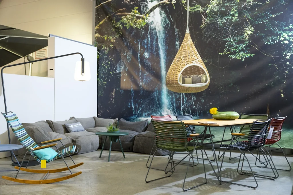 Hängesessel aus Geflecht über einer Lounge-Gruppe in der Ausstellung von Trendhouse in Fulda