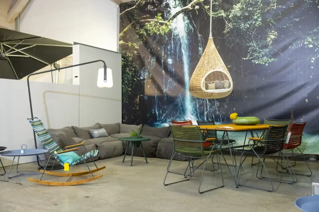 Gartentisch mit bunten Outdoor-Stühlen, Schaukelstuhl und Lounge in der Ausstellung von Trendhouse in Fulda