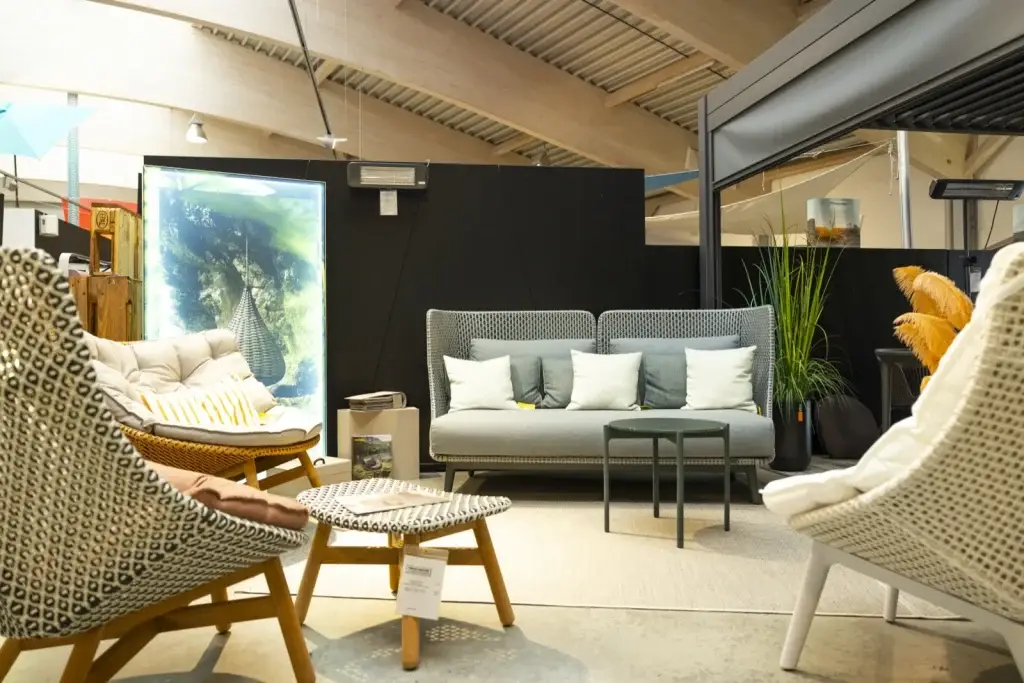 Lounge-Sofa und Sessel in der Gartenmöbel-Ausstellung von Trendhouse in Fulda